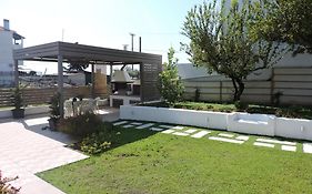Lovely House By The Sea With Garden And Bbq